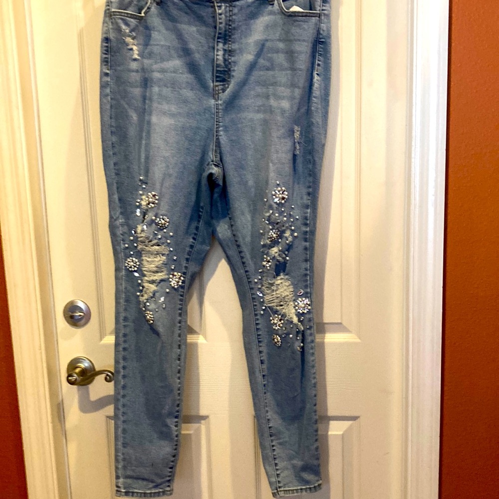 Slightly worn ripped jeans with some stretch and 4 pockets